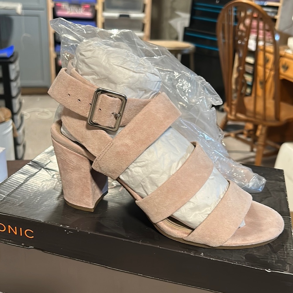 Vionic Blair Light pink suede ankle wrap sandals size 9